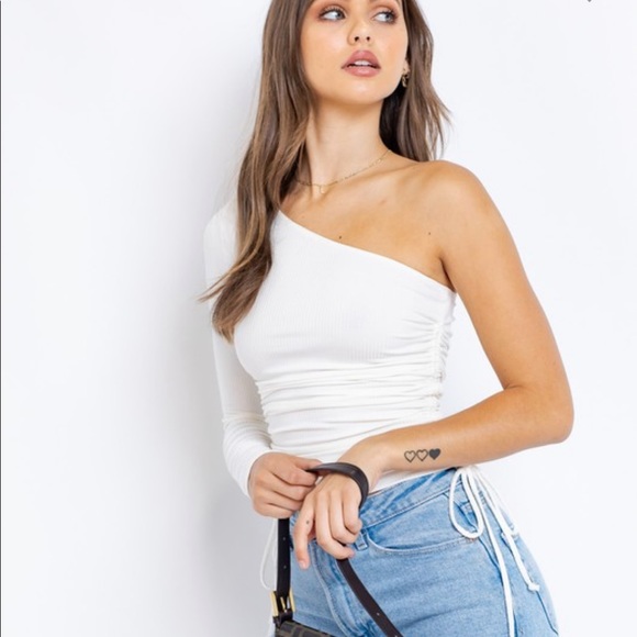 NWT Ribbed fabrication ruched sides one sleeve top - Picture 4 of 7